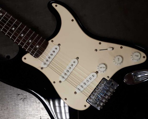 Stratocaster Squier cleaning and full set up