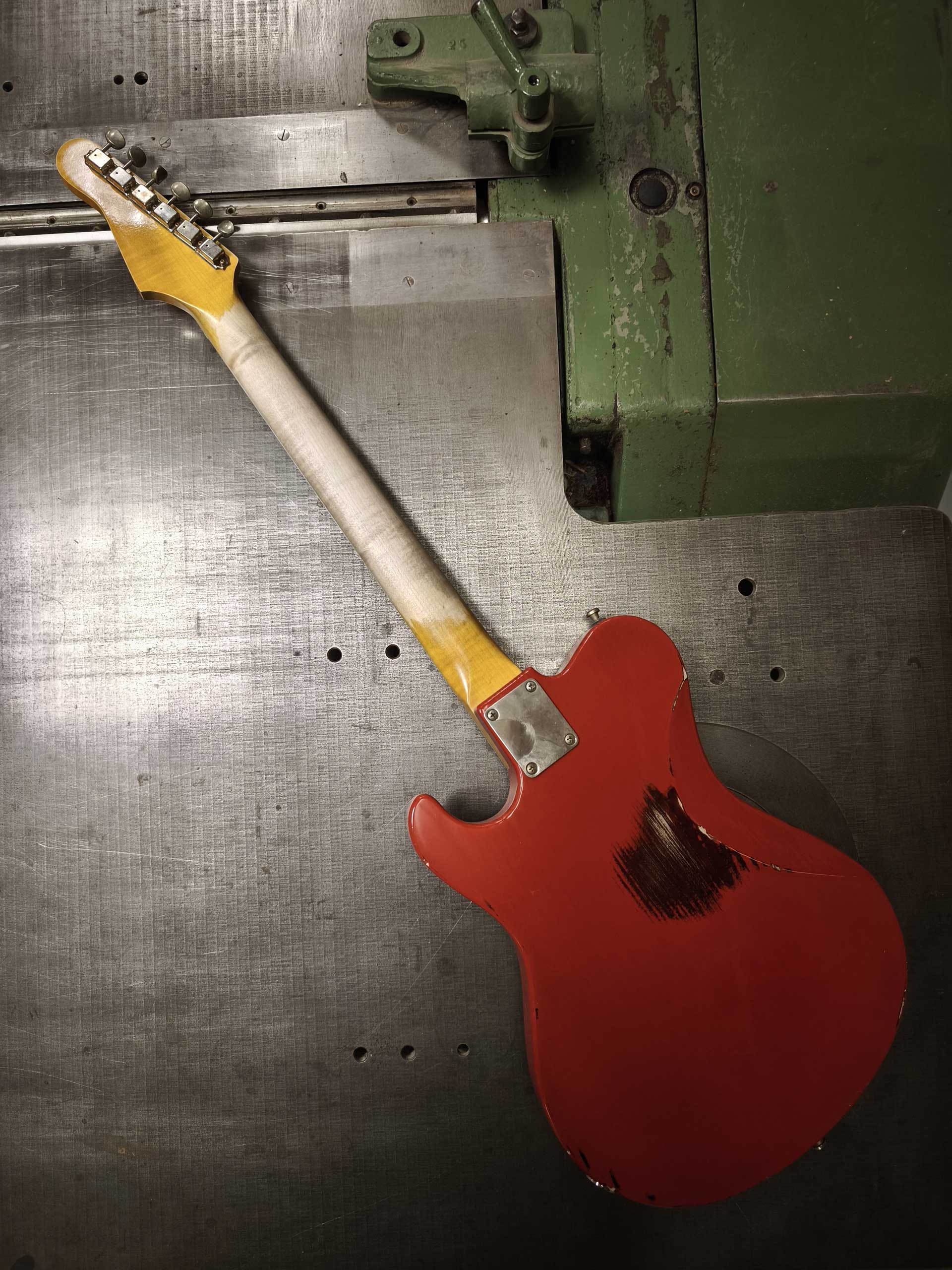 Roadrunner Federal « Outsider » batch 2025 - 595 Tornade Fiesta Red overspray 2 Tons Burst Asymmetric sport stripes - Roadrunner Guitars