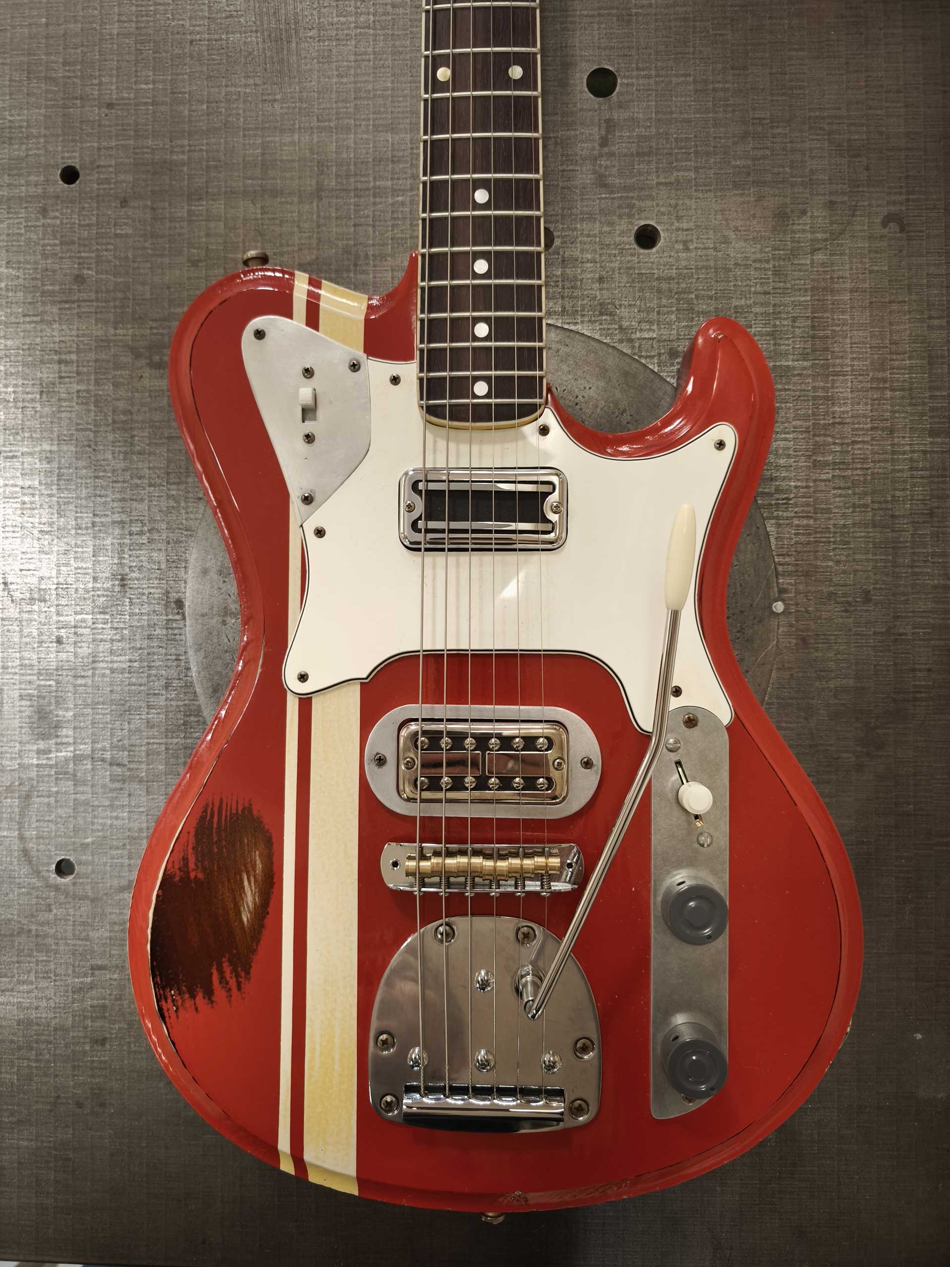 Roadrunner Federal « Outsider » batch 2025 - 595 Tornade Fiesta Red overspray 2 Tons Burst Asymmetric sport stripes - Roadrunner Guitars