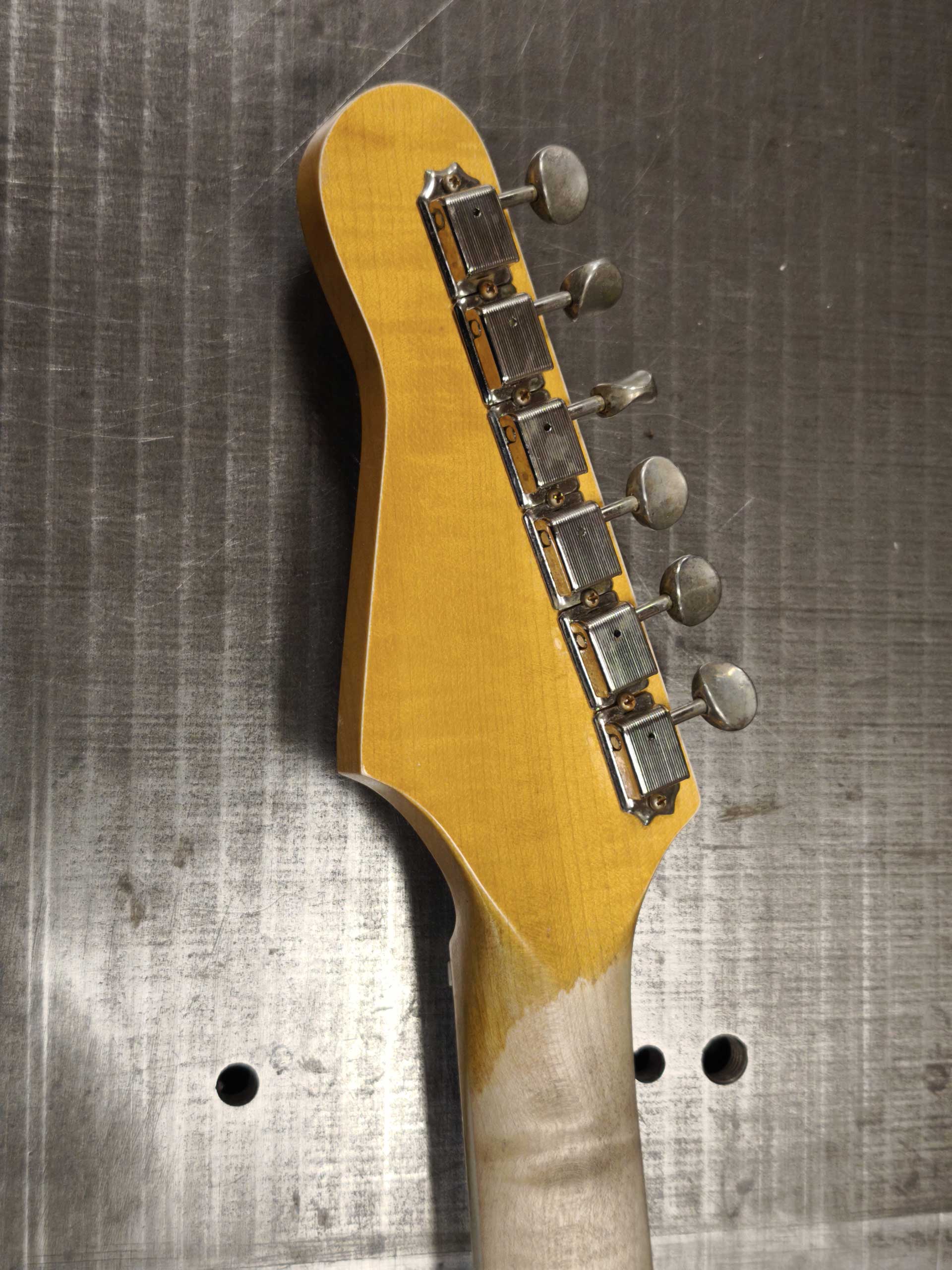 Roadrunner Federal « Outsider » batch 2025 - 595 Tornade Fiesta Red overspray 2 Tons Burst Asymmetric sport stripes - Roadrunner Guitars