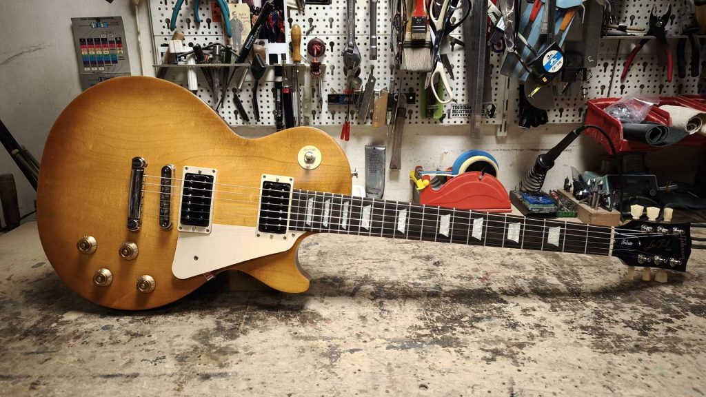 Gibson modern Les Paul: rewiring and modification of the original (modern) wiring, installation of new pickups.