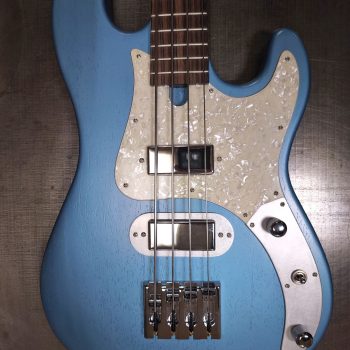 Roadrunner B26 Bass Pelham Blue 261 - Roadrunner Guitars